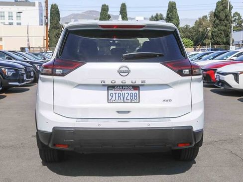 Used 2025 Nissan Rogue SV w/ SV Premium Package image 9