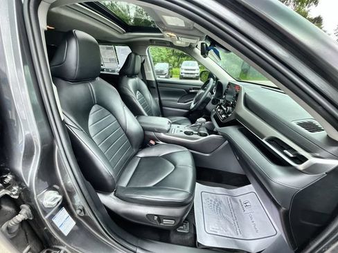 Used 2022 Toyota Highlander XLE AWD/4WD image 28