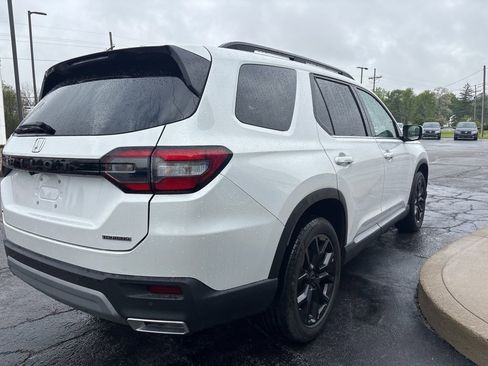 Used 2025 Honda Pilot Touring image 4