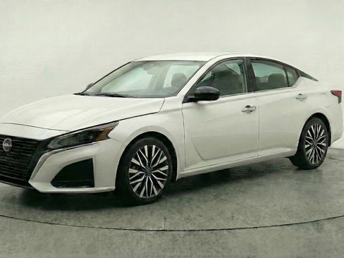 Used 2025 Nissan Altima 2.5 SV FWD image 3