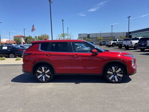 Used 2025 Mitsubishi Outlander SE FWD image 2