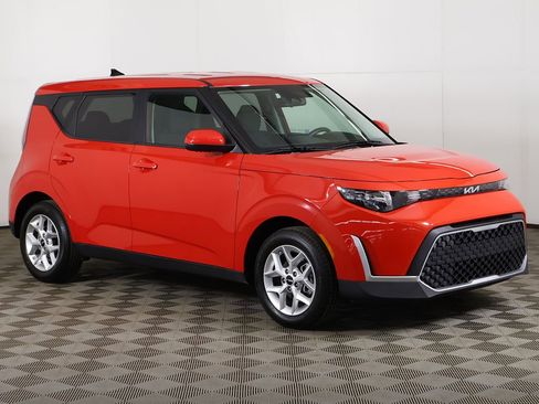 Used 2025 Kia Soul LX w/ LX Technology Package FWD image 2