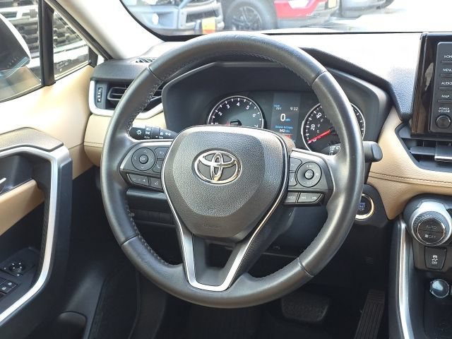 Used 2019 Toyota RAV4 XLE Premium FWD image 38