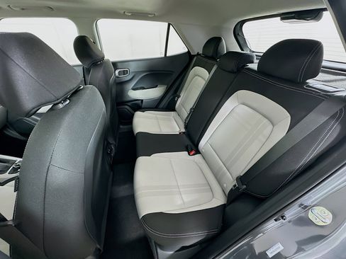 Used 2025 Hyundai Venue SEL image 27