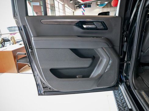 Used 2025 Chevrolet Suburban Z71 AWD/4WD image 21