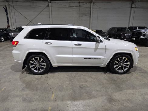 Used 2018 Jeep Grand Cherokee Overland AWD/4WD image 15