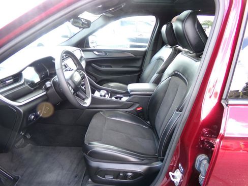 Used 2023 Jeep Grand Cherokee Altitude AWD/4WD image 12