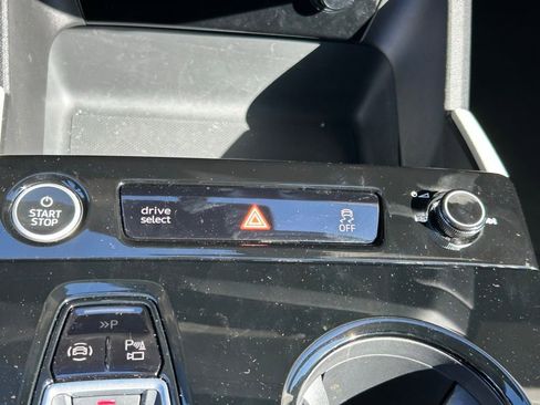 Used 2025 Audi Q6 e-tron Premium w/ Convenience Package image 36