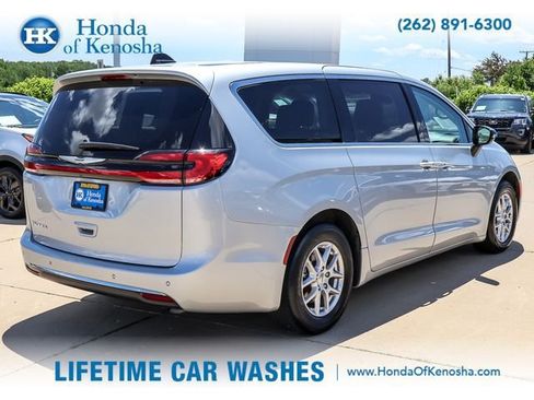 Used 2024 Chrysler Pacifica Touring-L FWD image 5