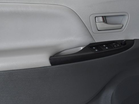 Used 2020 Toyota Sienna L image 20