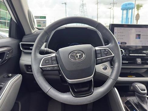 Used 2024 Toyota Highlander Platinum FWD image 15