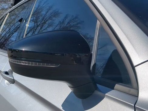 Used 2023 Volkswagen Tiguan SE R-Line image 11