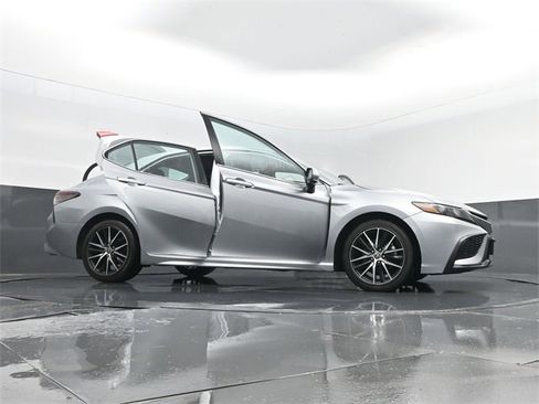 Used 2022 Toyota Camry SE image 30