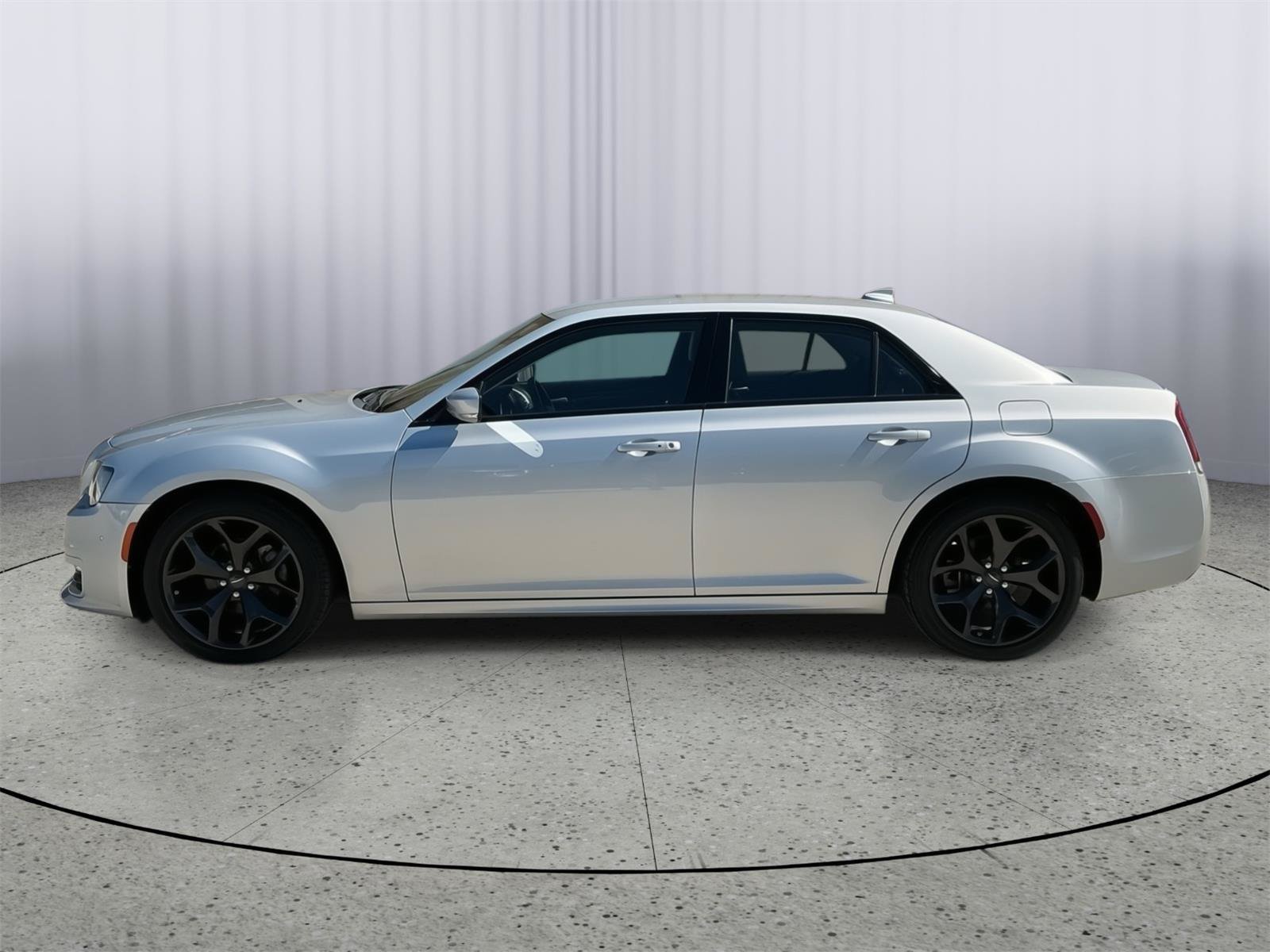 Used 2022 Chrysler 300 Touring L RWD image 2