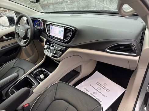 Used 2024 Chrysler Pacifica Limited image 31