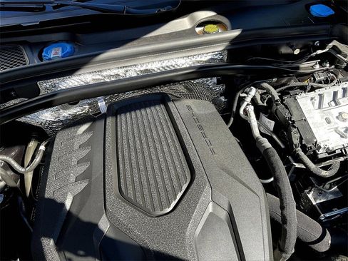 Certified 2025 Porsche Macan image 34