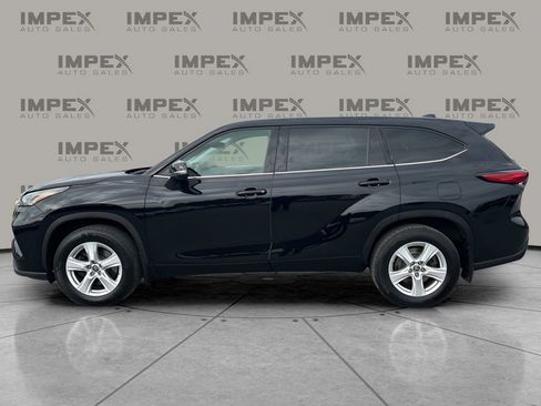 Used 2022 Toyota Highlander LE image 2