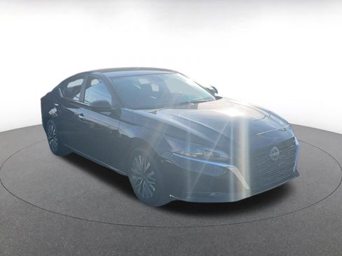 Used 2025 Nissan Altima 2.5 SV image 3