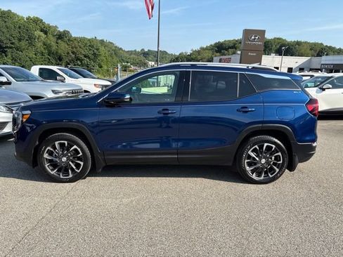 Used 2022 GMC Terrain SLT w/ Infotainment Package II AWD/4WD image 2
