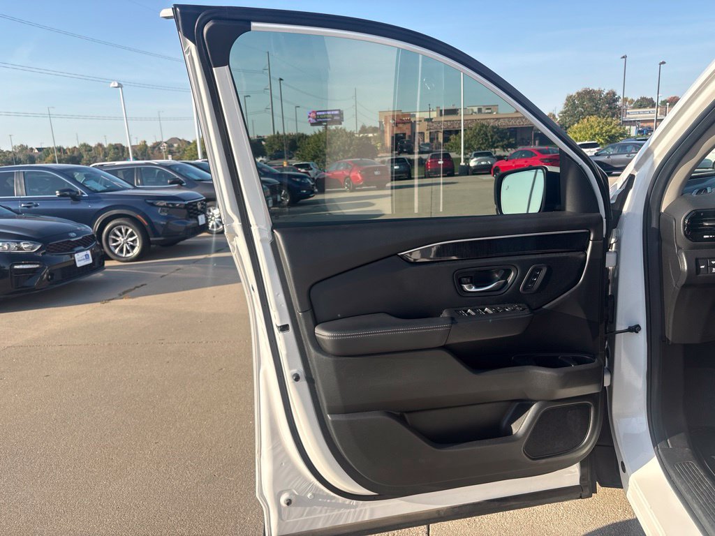 Used 2025 Honda Pilot Elite image 9