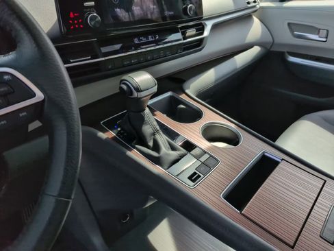 Used 2023 Toyota Sienna XLE image 27