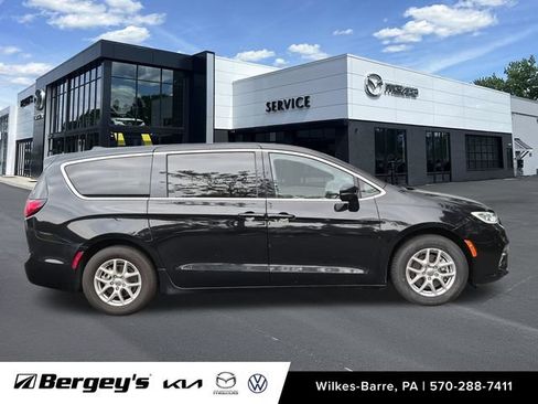 Used 2024 Chrysler Pacifica Touring-L FWD image 5