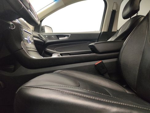 Used 2019 Ford Edge Titanium FWD image 17