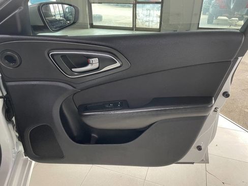 Used 2015 Chrysler 200 Limited image 25