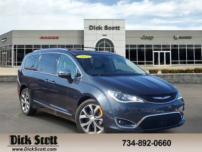 Used 2019 Chrysler Pacifica Limited w/ Tire & Wheel Group