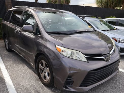Used 2020 Toyota Sienna LE FWD image 6