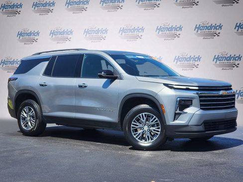 Used 2025 Chevrolet Traverse LT image 2