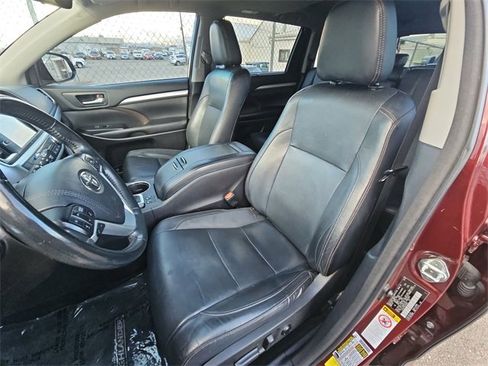 Used 2018 Toyota Highlander XLE w/ Carpet Mat Package (TMS) image 16