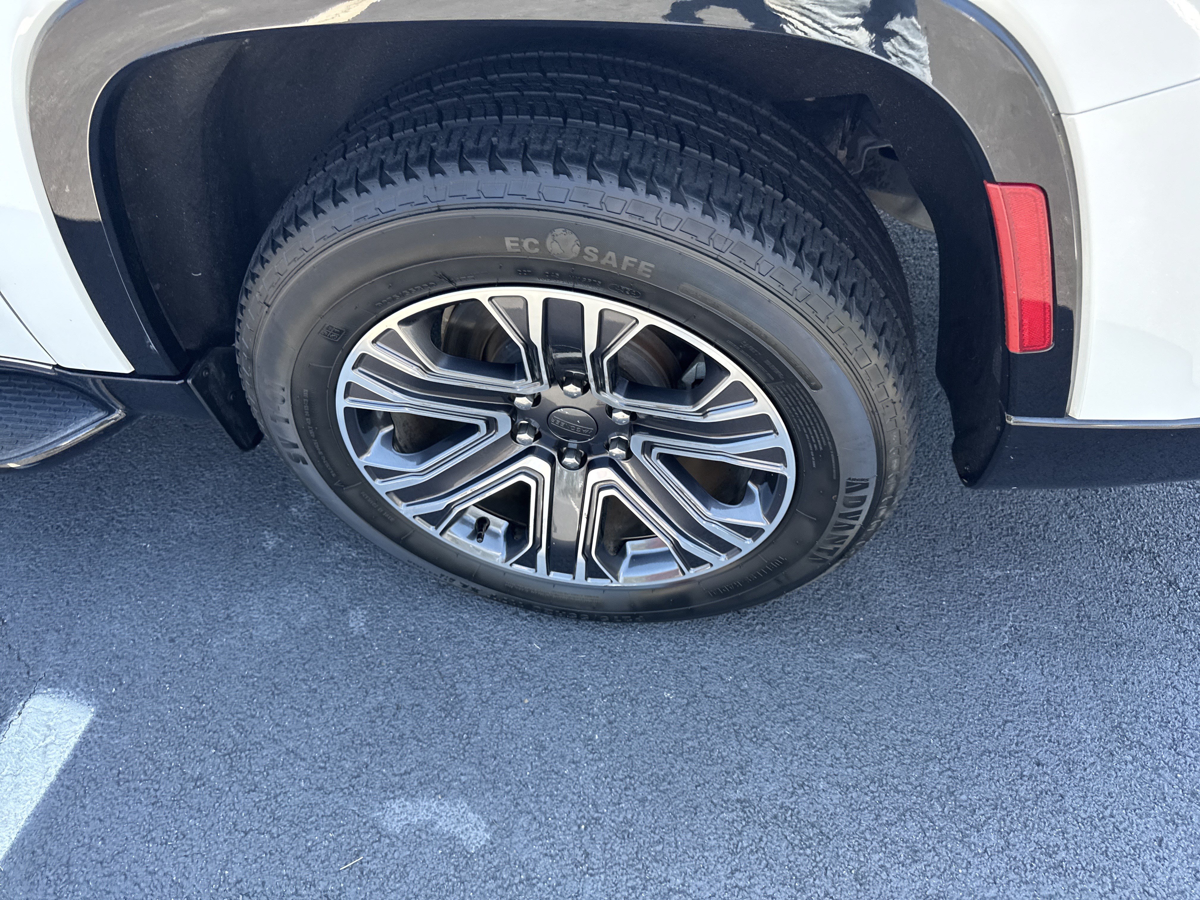 Used 2024 Jeep Wagoneer L Series II AWD/4WD image 12