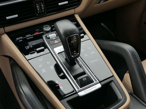 Used 2022 Porsche Cayenne Platinum Edition image 21