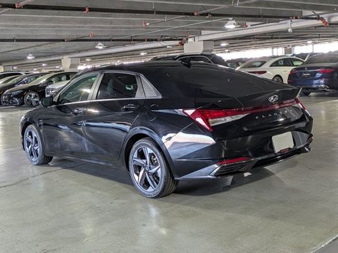 Used 2022 Hyundai Elantra SEL w/ Convenience + Premium Package FWD image 8