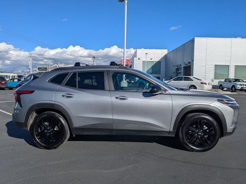 Used 2025 Chevrolet Trax ACTIV w/ Sunroof Package image 2