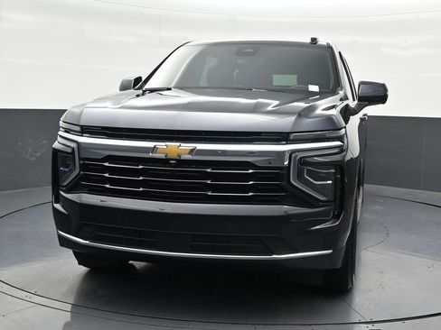 Used 2025 Chevrolet Suburban LS RWD image 9