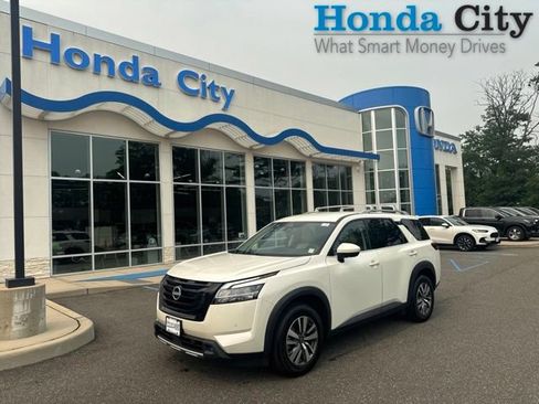 Used 2023 Nissan Pathfinder SL w/ Black Appearance Package AWD/4WD image 1