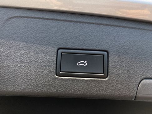 Used 2020 Volkswagen Atlas Cross Sport SE image 34