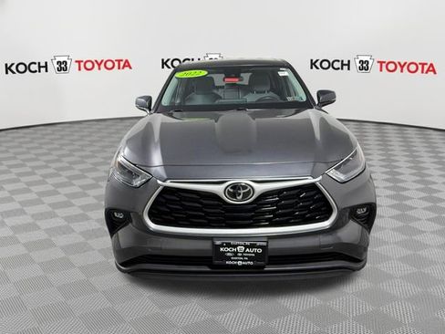 Used 2022 Toyota Highlander LE AWD/4WD image 2