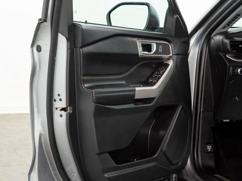 Used 2022 Ford Explorer XLT AWD/4WD image 6