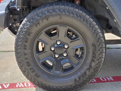 Used 2022 Jeep Gladiator Mojave AWD/4WD image 12