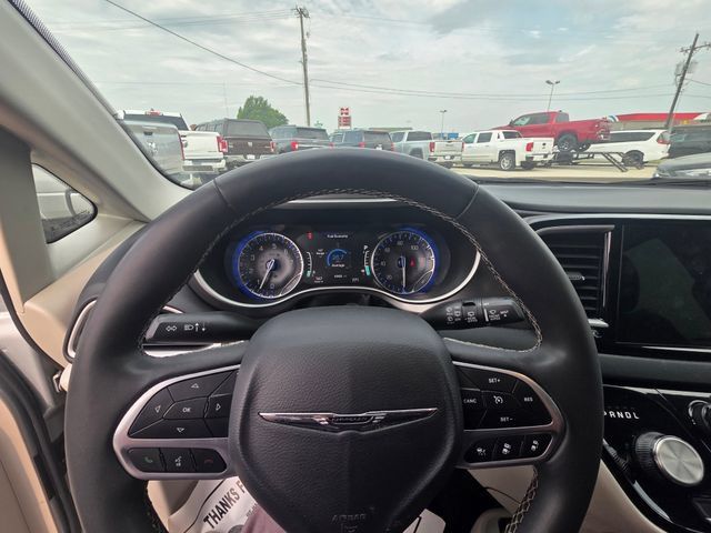 Used 2024 Chrysler Pacifica Touring-L FWD image 17