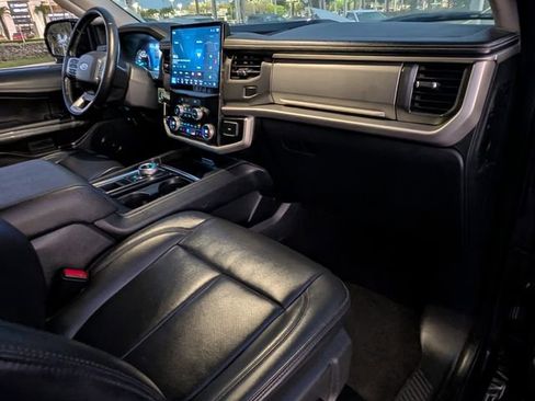 Used 2024 Ford Expedition Max XLT image 12