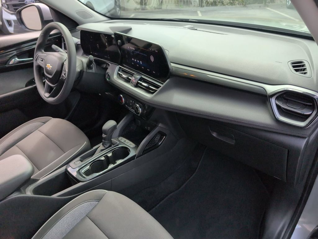 Used 2025 Chevrolet TrailBlazer LT AWD/4WD image 32