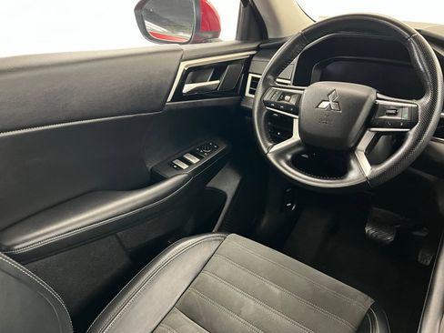 Used 2023 Mitsubishi Outlander SE image 11