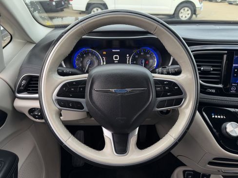 Used 2020 Chrysler Pacifica Limited image 14
