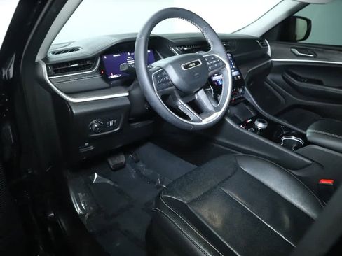 Used 2023 Jeep Grand Cherokee Limited w/ Luxury Tech Group II image 18