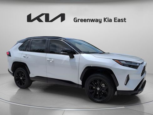 Used 2025 Toyota RAV4 XSE AWD/4WD image 3