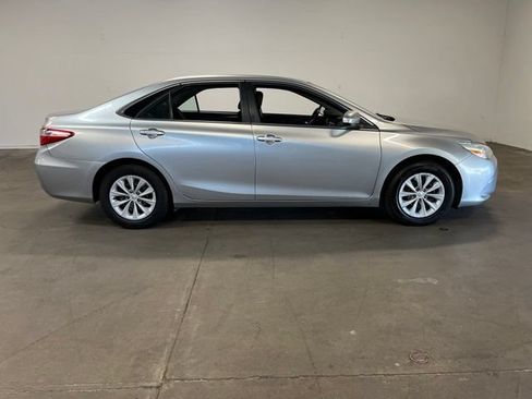Used 2015 Toyota Camry LE FWD image 2
